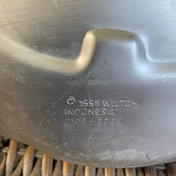 Wilton Metal Cake Pan Pumpkin - Picture 3 of 3